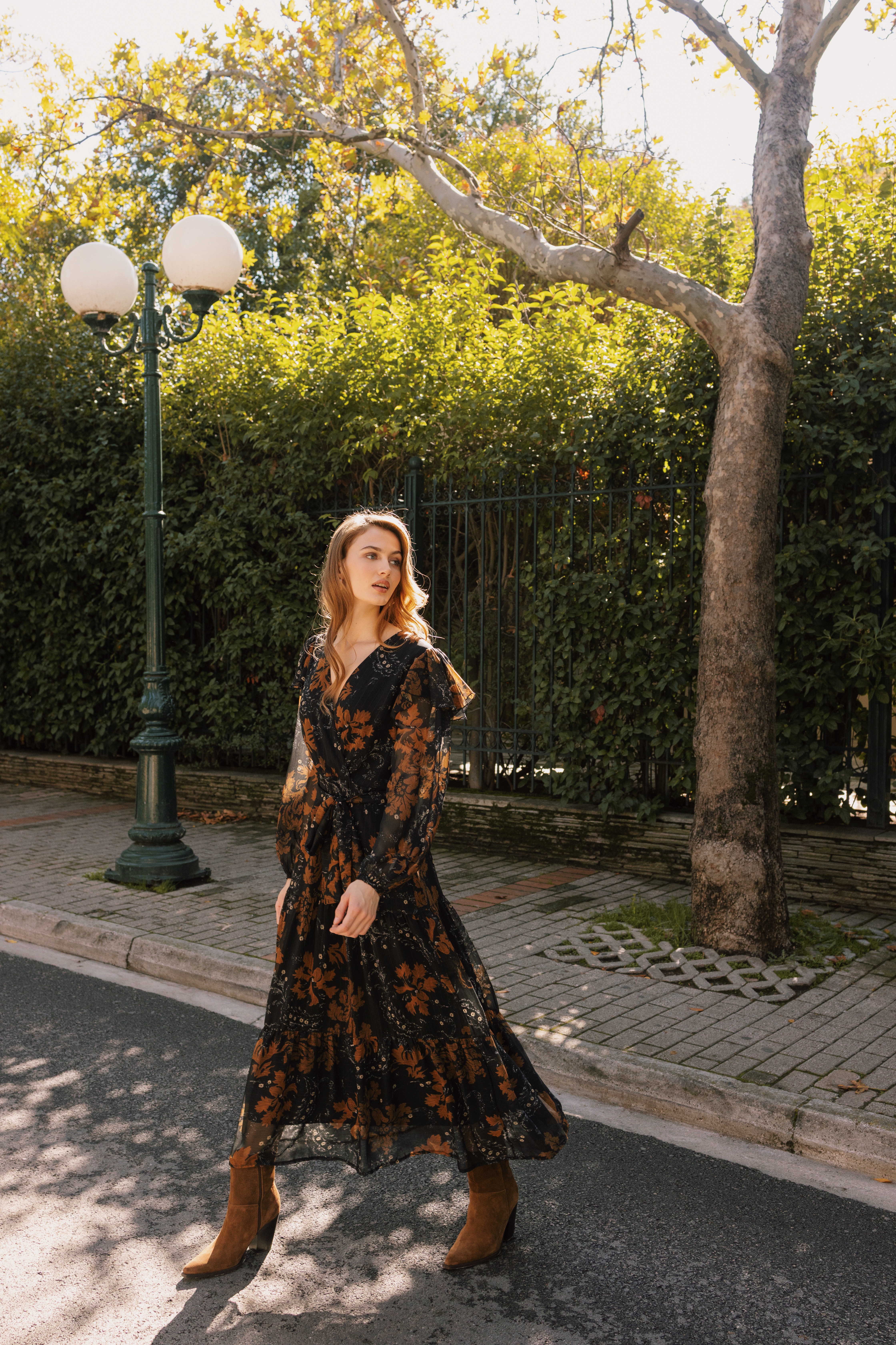 Μαύρο γυναικείο wrap φόρεμα με λουλούδια